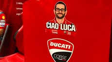 Nálepka s podobiznou Lucy Sempriniho a výmluvným vzkazem CIAO LUCA zdobí sytě... Nálepka s podobiznou Lucy Sempriniho a výmluvným vzkazem CIAO LUCA zdobí sytě...