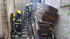 Požár odpadu ve Vršovicích poškodil uskladněné rakve (3. 8. 2019). Požár odpadu ve Vršovicích poškodil uskladněné rakve (3. 8. 2019).