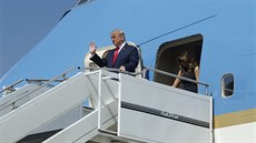 Prezident Donald Trump a první dáma Melanie Trumpová při příletu do města... Prezident Donald Trump a první dáma Melanie Trumpová při příletu do města...