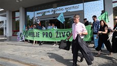 Dvacet lidí protestovalo před budovou ministerstva životního prostředí v... Dvacet lidí protestovalo před budovou ministerstva životního prostředí v...
