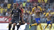 Nemanja Kuzmanovič z Ostravy (vlevo) odehrává balon, za ním je Václav Jurečka z... Nemanja Kuzmanovič z Ostravy (vlevo) odehrává balon, za ním je Václav Jurečka z...
