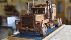 Petr Marek z Liptálu na Vsetínsku se zabývá výrobou dřevěných modelů automobilů. Petr Marek z Liptálu na Vsetínsku se zabývá výrobou dřevěných modelů automobilů.