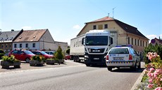 Nájezd z Malé ulice na náměstí je nešťastný. Kamiony zde vybočují do... Nájezd z Malé ulice na náměstí je nešťastný. Kamiony zde vybočují do...