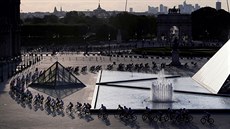 TRADIČNÍ ZÁVĚR. Peloton cyklistů projíždí nádvořím muzea Louvre v Paříži během... TRADIČNÍ ZÁVĚR. Peloton cyklistů projíždí nádvořím muzea Louvre v Paříži během...