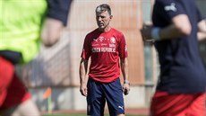 Reprezentační kouč Jaroslav Šilhavý dohlíží na speciální trénink novinářů v... Reprezentační kouč Jaroslav Šilhavý dohlíží na speciální trénink novinářů v...