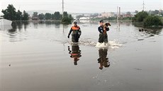 Záchranái bhem záplav v Irkutské oblasti.