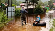 Chlapec v zaplavené vesnici Olcha v Irkutské oblasti.