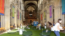 Hřiště na minigolf v katedrále v Rochesteru. Hřiště na minigolf v katedrále v Rochesteru.