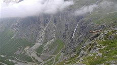 Pohled na skalní stěnu nad údolím Romsdalen. Pohled na skalní stěnu nad údolím Romsdalen.