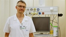 MUDr. JIŘÍ DOLINA (51), Ph.D. je přednosta Interní gastroenterologické kliniky... MUDr. JIŘÍ DOLINA (51), Ph.D. je přednosta Interní gastroenterologické kliniky...