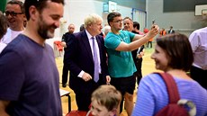 Britský premiér Boris Johnson navtívil evakuované obyvatele (2. srpna 2019)