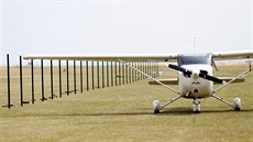 Piloti ze společnosti Herbst Aero musejí před vzlétnutím své stroje ručně... Piloti ze společnosti Herbst Aero musejí před vzlétnutím své stroje ručně...