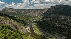 Tento výhled na bulharské hory a řeku Ardu teď mají další dvě mláďata supů... Tento výhled na bulharské hory a řeku Ardu teď mají další dvě mláďata supů...