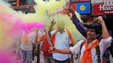 Píznivci vládní Indické lidové strany (BJP) ve mst Ahmadábád oslavují...