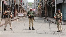 Vojáci indické armády zavádjí bezpenostní opatení ve mst Dammú po...