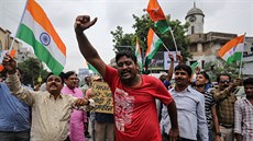 Píznivci vládní Indické lidové strany (BJP) v Ahmádabádu oslavují naízení o...