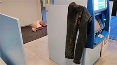 Kalhoty byly pověšeny přímo u bankomatu, ponožky a obuv byly zase uloženy na... Kalhoty byly pověšeny přímo u bankomatu, ponožky a obuv byly zase uloženy na...