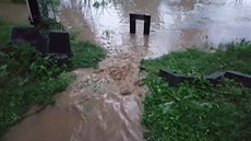 Pívaly vody vytopily na Olomoucku sklepy a rozvodnily potok. (6. srpna 2019)
