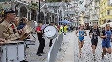 Česká závodnice Vendula Frintová (uprostřed v černém) bude patřit k hlavní... Česká závodnice Vendula Frintová (uprostřed v černém) bude patřit k hlavní...