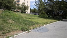 Pamětní deska generála Františka Fajtla, kterou doplňovala travnatá silueta... Pamětní deska generála Františka Fajtla, kterou doplňovala travnatá silueta...