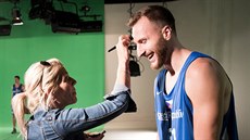 Martin Kříž se nechává nalíčit během natáčení klipu pro Českou televizi. Martin Kříž se nechává nalíčit během natáčení klipu pro Českou televizi.