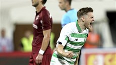James Forrest ze Celtiku Glasgow oslavuje svůj gól proti Kluži. James Forrest ze Celtiku Glasgow oslavuje svůj gól proti Kluži.