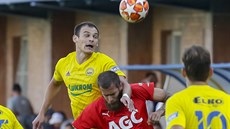 Zlínský fotbalista Oleksandr Azackij přehlavičkoval Jakuba Mareše z Teplic. Zlínský fotbalista Oleksandr Azackij přehlavičkoval Jakuba Mareše z Teplic.