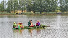 Na vodnické slavnosti k rybníku Brodský na Náchodsku se sjela asi tisícovka...