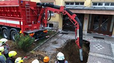 Sací bagr odtěžit čtyři kubíky zeminy a sutin. Sací bagr odtěžit čtyři kubíky zeminy a sutin.