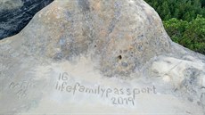 Nápis na skále, jak jej poslal správcům CHKO jeden z návštěvníků. Nápis na skále, jak jej poslal správcům CHKO jeden z návštěvníků.