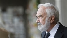 Zdeněk Svěrák během posledního rozloučení s kolegou Václavem Kotkem (6. srpna... Zdeněk Svěrák během posledního rozloučení s kolegou Václavem Kotkem (6. srpna...