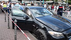 Frankfurtský policista prohledává pokozené vozidlo. Policisté uzaveli stanici...