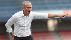 Sparťanský kouč Václav Jílek diriguje své svěřence během zápasu Evropské ligy s... Sparťanský kouč Václav Jílek diriguje své svěřence během zápasu Evropské ligy s...