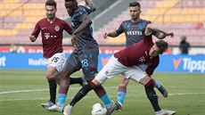 SOUBOJ. Sparťanský univerzál Michal Sáček (vpravo) se pere o balon s Calebem... SOUBOJ. Sparťanský univerzál Michal Sáček (vpravo) se pere o balon s Calebem...