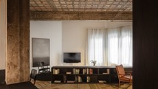 Třípokoják v přízemí cihlového domu z 30. let stojí ve španělské Valencii. Je... Třípokoják v přízemí cihlového domu z 30. let stojí ve španělské Valencii. Je...