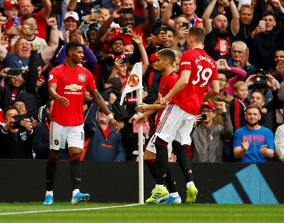 Hrái Manchesteru United se radují ze vsteleného gólu.