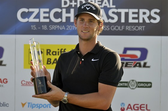 Thomas Pieters z Belgie pózuje s trofejí pro vítze golfového turnaje Czech...