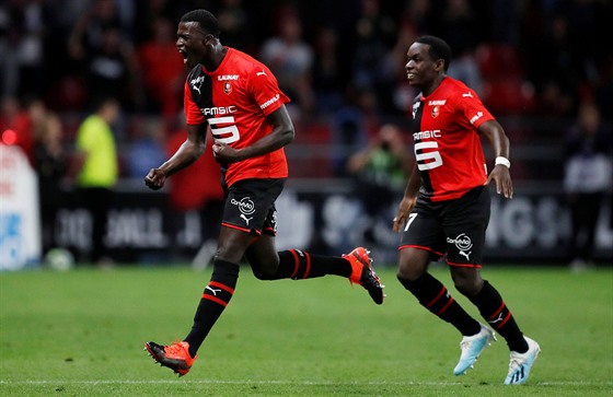 M'Baye Niang z Rennes (vlevo) slaví branku v utkání proti PSG.