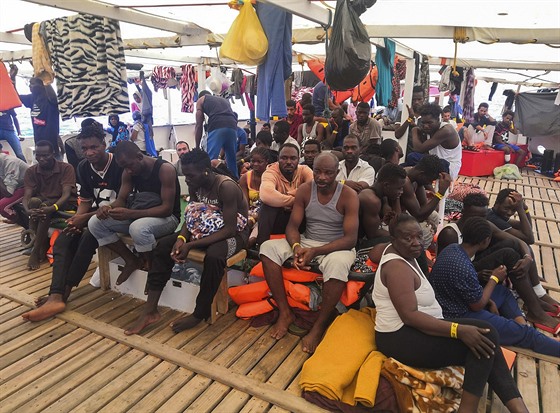 Lo se 147 africkými migranty asi 50 kilometr od italského ostrova Lampedusa.