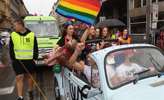 Úastníci prvodu Prague Pride (10. srpna 2019).