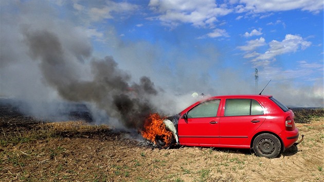 Ve Vtkovicích na Opavsku hoelo auto, plameny se rozíily na strnit...