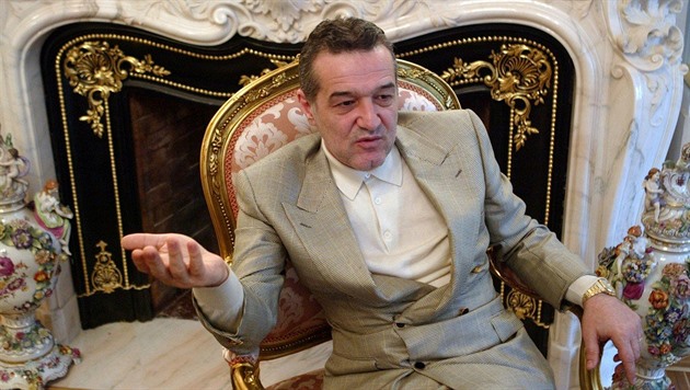 Gigi Becali vládne v FCSB svérázným způsobem. Gigi Becali vládne v FCSB svérázným způsobem.