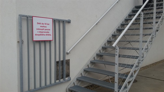 Při pondělní návštěvě výstavy Evy Jiřičné jsem se šla také podívat do vzducholodě Guliver a tam u schodů byla cedule. Kamarádka mi poradila, abych ji vyfotila a poslala do deníku Metro.