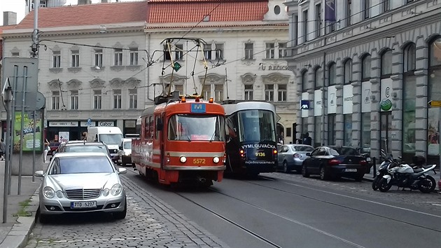 Setkání dvou hvězd pražské tramvajové dopravy - Mazačky a Vymlouvačky - na Lazarské.