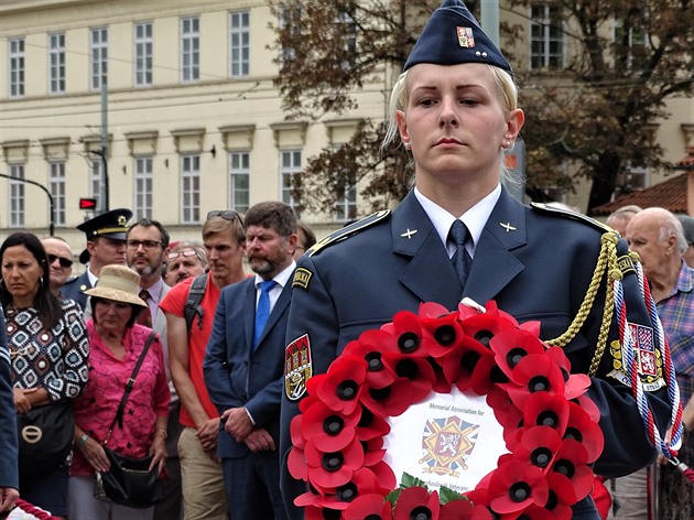 Blížící se 100. výročí založení československého letectva a zároveň hrdinství našich letců za II. světové války si na pražském Klárově u památníku Okřídleného lva připomněli armáda, politici, zástupci NATO a britské RAF. Okřídlený lev připomíná oběti, kte