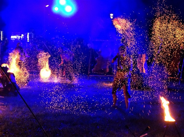 Tanečně akrobatická skupina Blackout Paradox (CZ) předvedla večerní show „Shamaniac“ inspirovanou šamanismem a mystikou plnou tance a efektních ohňových scén.