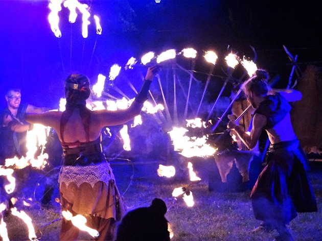 Tanečně akrobatická skupina Blackout Paradox (CZ) předvedla večerní show „Shamaniac“ inspirovanou šamanismem a mystikou plnou tance a efektních ohňových scén.