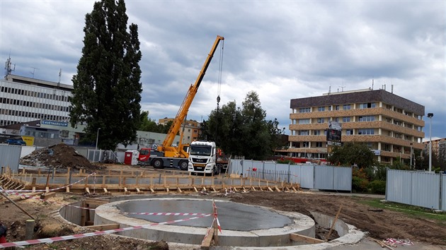 V místě geologického průzkumu pro metro D na Pankráci se dnes betonovalo.