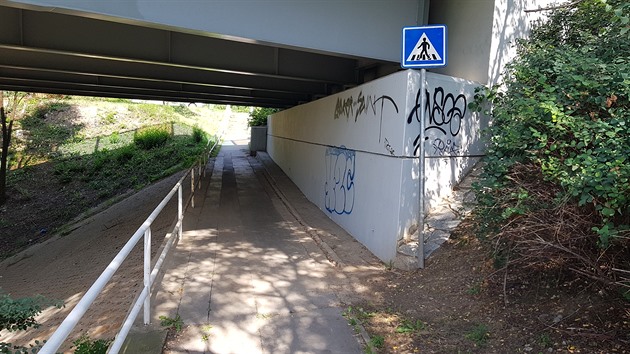 Při dopoledním běhání v Praze Strašnicích, jsem narazil na zajímavé upozornění přechodu pro chodce.