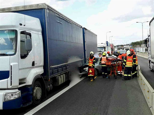 Nehoda osobního auta, kamionu a dodávky ve zúeném míst D1 u Brna zablokovala...